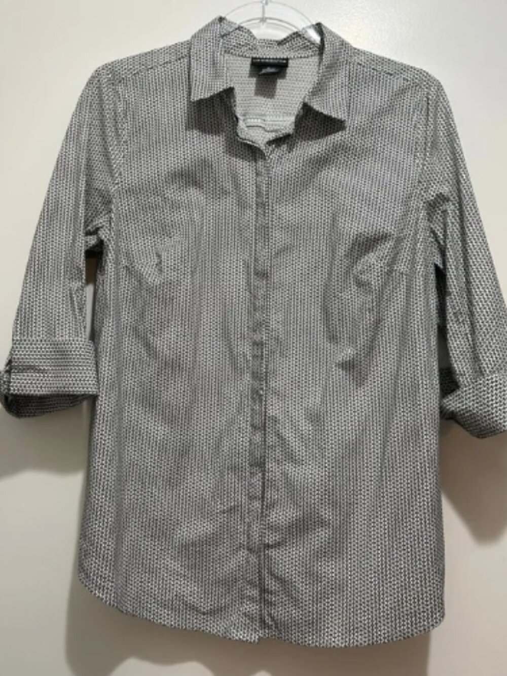 Liz Claiborne Career black and white patterned button-up blouse Size M